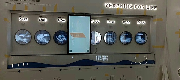 互动滑轨屏系统入驻福建厦门漳州某房产中心广场展厅