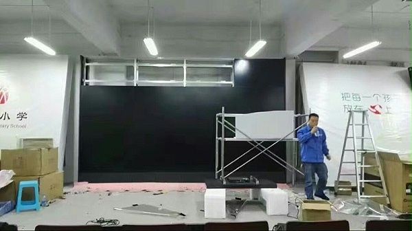 重庆汶罗小学55寸液晶拼接屏4X4单元现场展示安装效果图