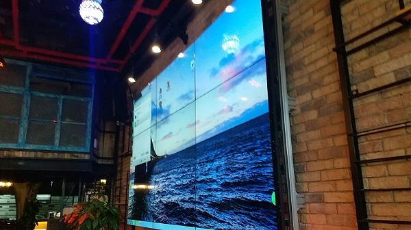 贵州白鹭小酒馆55寸液晶电视墙
