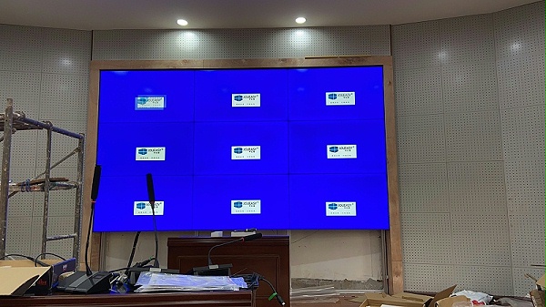 中亿睿液晶拼接屏案例分享：贵州铜仁第二中学二楼会议室项目安装现场