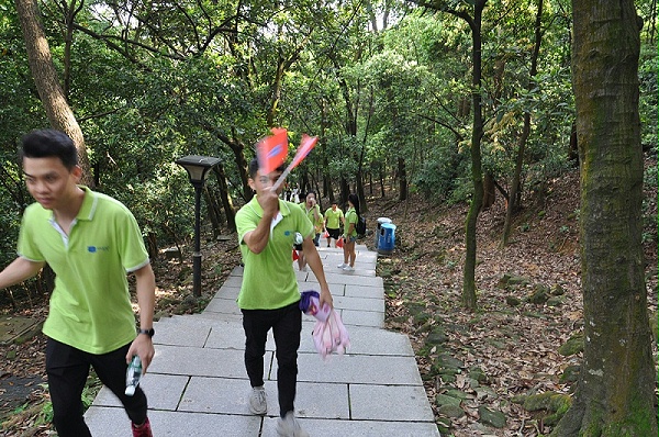 中亿睿团建活动-小伙伴们登山中...