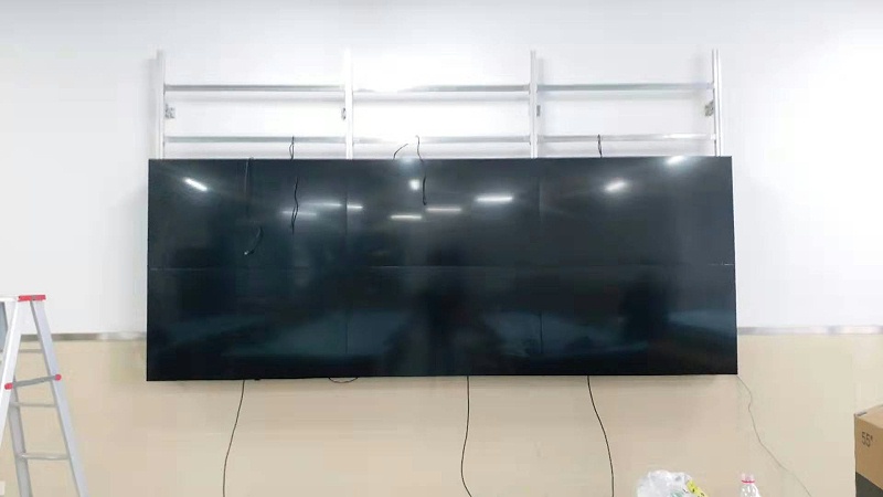 重庆市龙门浩职业高级中学LG55寸3X3单元液晶拼接屏